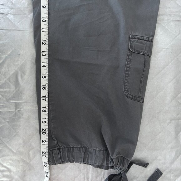 LIZ LANGE- Maternity Gray Cargo Capri's Size Large - Picture 6 of 12